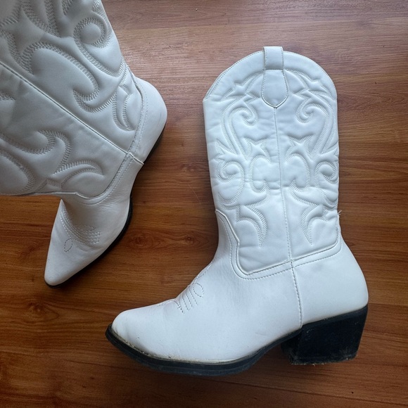 ASOS DESIGN Andi flat western / cowgirl boots in white W 9 - Picture 8 of 9